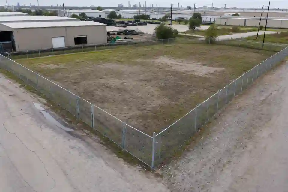 Commercial Fence Installation in Houston, TX: A Cost and Planning Guide
